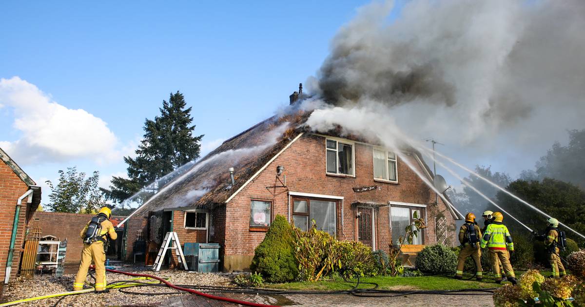 Grote brand in woonboerderij van ouder echtpaar in Hall