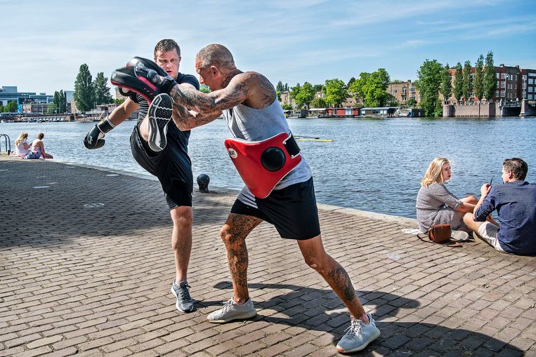 Privé kickboksles op de Weesperzijde in Amsterdam in plaas van naar de sportschool. Beeld Guus Dubbelman / de Volkskrant