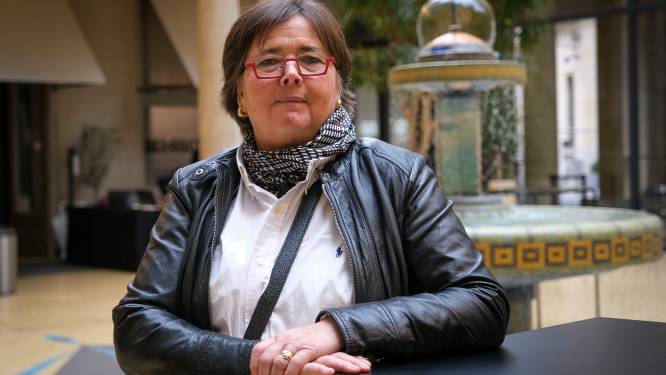Daniëlle (59) stond zeven jaar geleden tussen twee bommen op Brussels Airport, vandaag wacht ze nog steeds op schadevergoeding: “Ze erkennen mij niet als slachtoffer. Dat vind ik veel erger dan dat geld”
