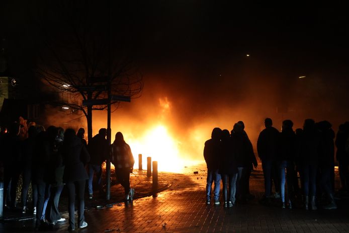 Op de Witboomstraat in Veen zijn opnieuw twee voertuigen in brand gestoken. De voertuigen werden door de brandweer met schuim geblust.