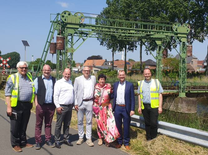 Minister Diependaele neemt stoomtrein om ‘Brug van Balgerhoeke’ te bezoeken