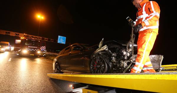 Auto van de weg geraakt op A2 bij Hedel, inzittenden lichtgewond - BD.nl