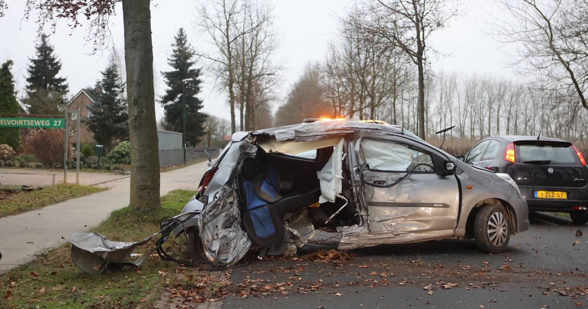 Auto compleet verwoest bij ongeluk in Haaren.