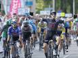 Arvid de Kleijn heeft op de Roosendaalse Jan Vermeerlaan alle tijd om zijn ritzege in de ZLM Tour te vieren.