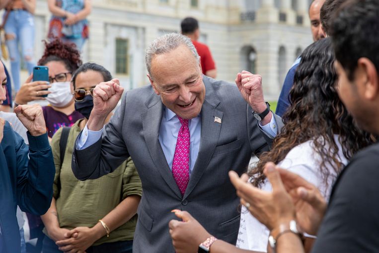 De Democratische meerderheidsleider Chuck Schumer viert de verlenging van het federaal moratorium op huisuitzettingen op de trappen bij het Capitool. Beeld AP