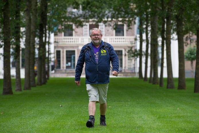 Ben Heethaar loopt over landgoed de Haere in Olst, dat ook onderdeel uitmaakt van één van de nieuwe routes.