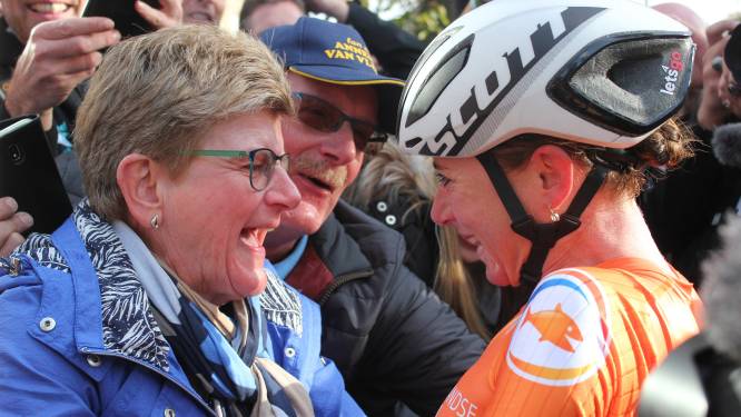 WK-titel Annemiek van Vleuten sprookje voor moeder Ria: ‘Het wielrenvirus heeft ze niet van een vreemde’