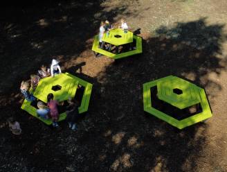 Bebat en Govaplast recycleren oude plastic inzameltonnen tot gloednieuwe speelplaatsmeubelen en speeltuigen : “We maken de cirkel rond”