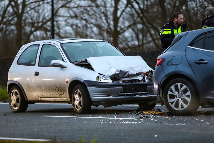 Een ongeval op de Laan van de Leeuw zorgt voor flinke file.