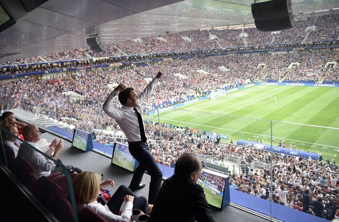 De Franse president Emmanuel Macron springt op wanneer Frankrijk de wereldbeker wint. President Poetin (uiterst links) en Fifa-president Gianni Infantiono, zijn een stuk minder uitbundig.