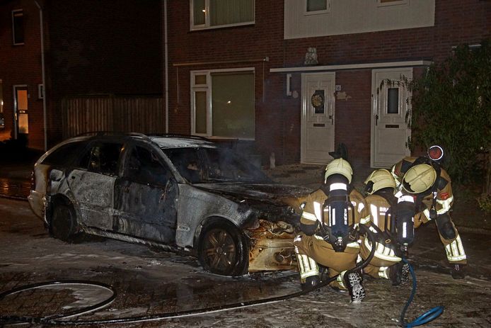 Een auto is volledig uitgebrand aan de Emmastraat in Sprang-Capelle. De brandweer heeft geprobeerd het voertuig te redden.