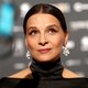 Gelooft Juliette Binoche echt in een complot van Bill Gates en vaccinaties met geheime chips erin?