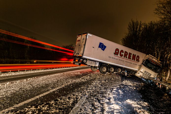 Vrachtwagen geschaard op A59 bij Sprang-Capelle. Foto Marcel van Dorst / MaRicMedia