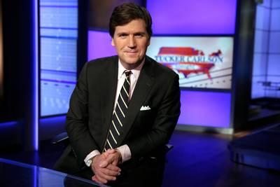 L’animateur star de Fox News Tucker Carlson suggère que le bronzage des testicules augmente la testostérone