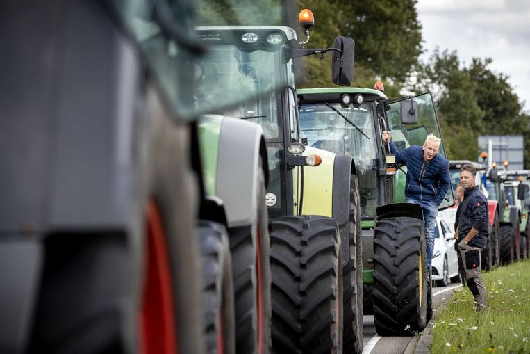Boeren blokkeren met hun tractoren de weg tijdens een protest. Archiefbeeld. Beeld ANP