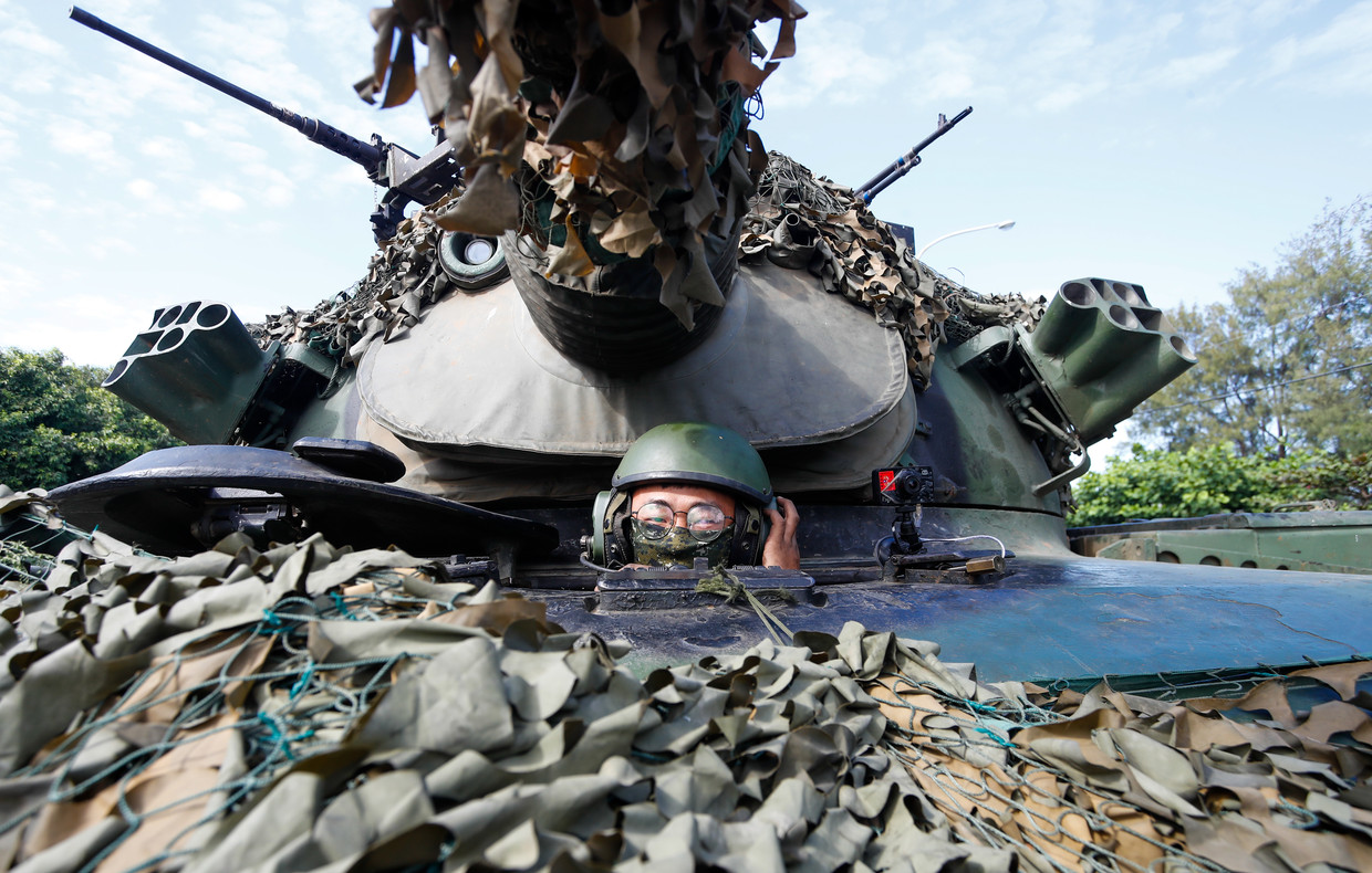Een Taiwanese soldaat kijkt uit zijn tank tijdens een oefening in de stad Tainan. Beeld NurPhoto via Getty Images