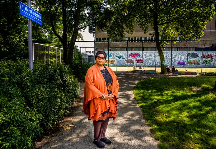Joany Muskiet, de moeder van de jong gestorven Breyten Muskiet, op het naar haar zoon vernoemde Helderheidplein in Feijenoord.