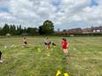 Twintig meisjes van VBS De Loopbrug krijgen over de middag voetballes.