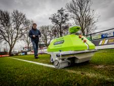 Zwijndrechtse clubs hebben voortaan een robot als lijnentrekker: ‘Scheelt ons een hoop tijd’