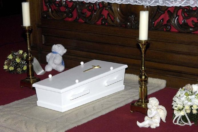 Du Jamais Vu En Belgique Un Bebe De Deux Semaines Enterre Sans Ses Parents Belgique 7sur7 Be