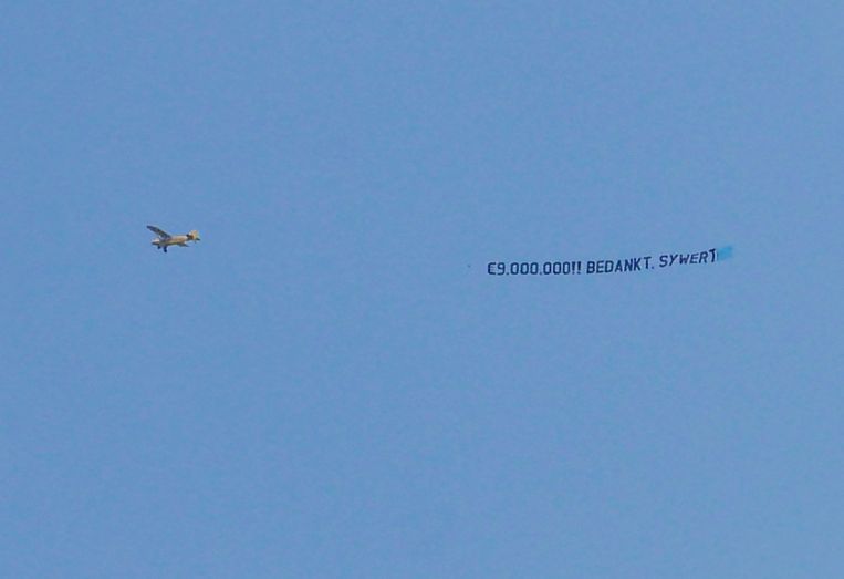 Urenlang vlogen deze week twee vliegtuigjes boven de Randstad, met een tekst alsof Van Lienden Nederland bedankt voor de 9 miljoen euro hij overhield aan de mondkapjesdeal. Wie er achter de actie zit is onbekend. Beeld Amber Beckers / ANP