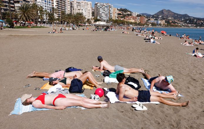 Des touristes sur une plage de Malaga, dans le sud de l’Espagne, le samedi 11 mars 2023. Les températures dépassaient les 30 degrés.