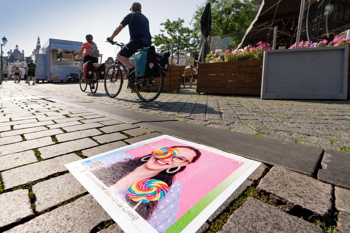Nederland,  Den Bosch, studenten van het KW1plakken zelf ontworpen stickers op de stoeprand van de markt