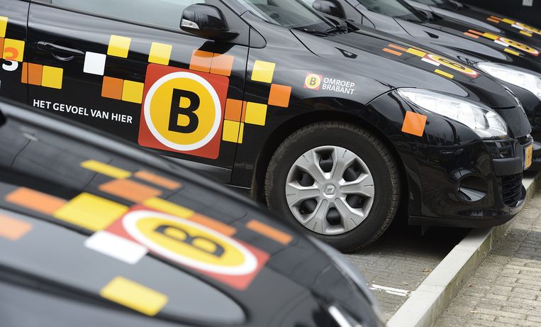Auto's met het logo van Omroep Brabant.  Beeld ANP