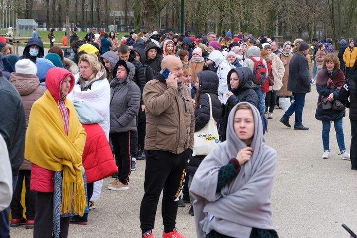 Oekraïnse vluchtelingen op de Heizel die wachten om zich te laten registreren.