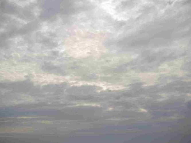 Uitgestrekte wolkenvelden, amper zon in Kampen in de ochtend