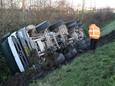 De cementwagen kantelde vanmorgen de berm in.
