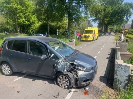 Auto ramt muurtje over Grift in Vaassen: weg volledig geblokkeerd