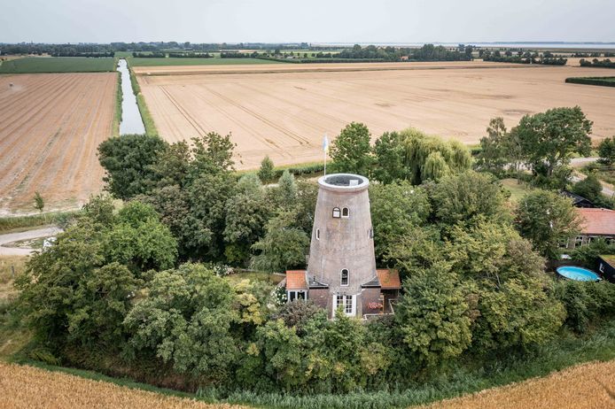 De voormalige molen aan de Hooglandsedijk 2-A in Ellewoutsdijk ligt in het groen, op een kavel van 1.550 vierkante meter.  Het pand is te gebruiken als woning en als vakantiewoning. De vraagprijs is 475.000 euro k.k.