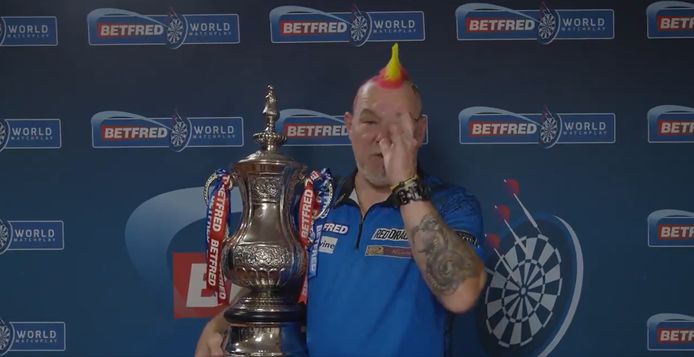 Peter Wright trekt een lange neus naar onder meer Michael van Gerwen.