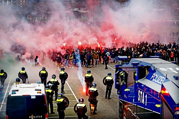 Feyenoord-supporters gooien vuurwerk naar de politie voor de wedstrijd Feyenoord-Ajax. Ze wilden de spelersbus van Ajax opwachten, maar die kwam ‘incognito’ het afgeschermde terrein op.