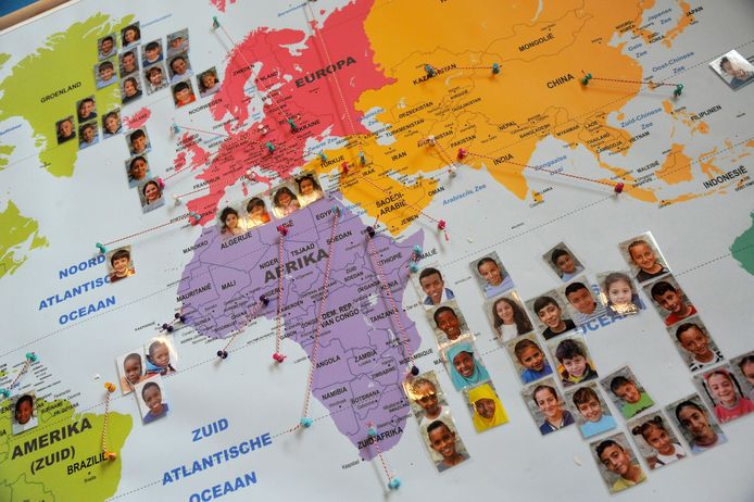 In de hal van TEC Walcheren hangt een wereldkaart met alle leerlingen. Je kunt er zien wie waarvandaan komt.
