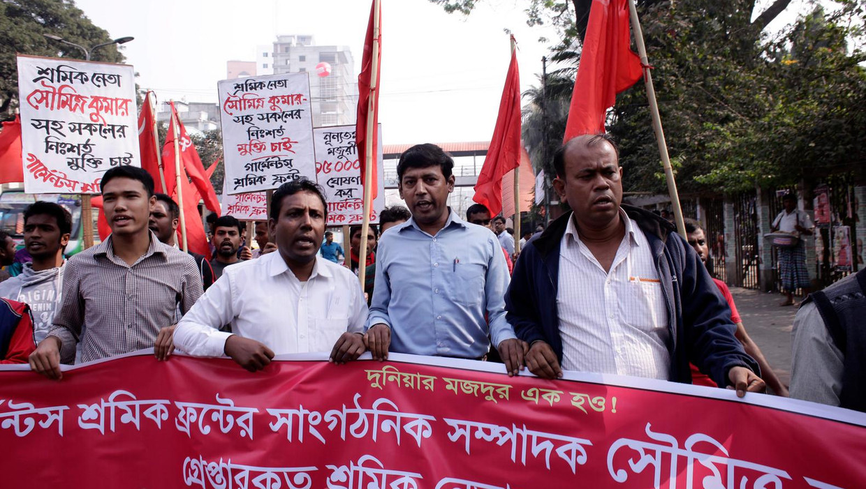 Werknemers van textielfabrieken protesteren in Bangladesh. Beeld anp