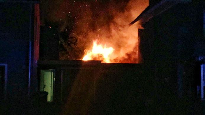 Een schuur aan de Oldenzaalsestraat in Enschede heeft vlam gevat en staat volledig in brand.