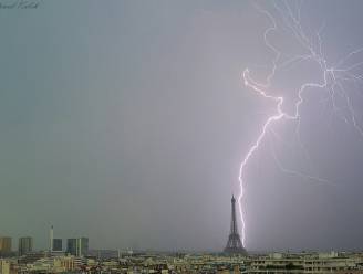Ook onweer boven Parijs en dat levert deze indrukwekkende beelden op
