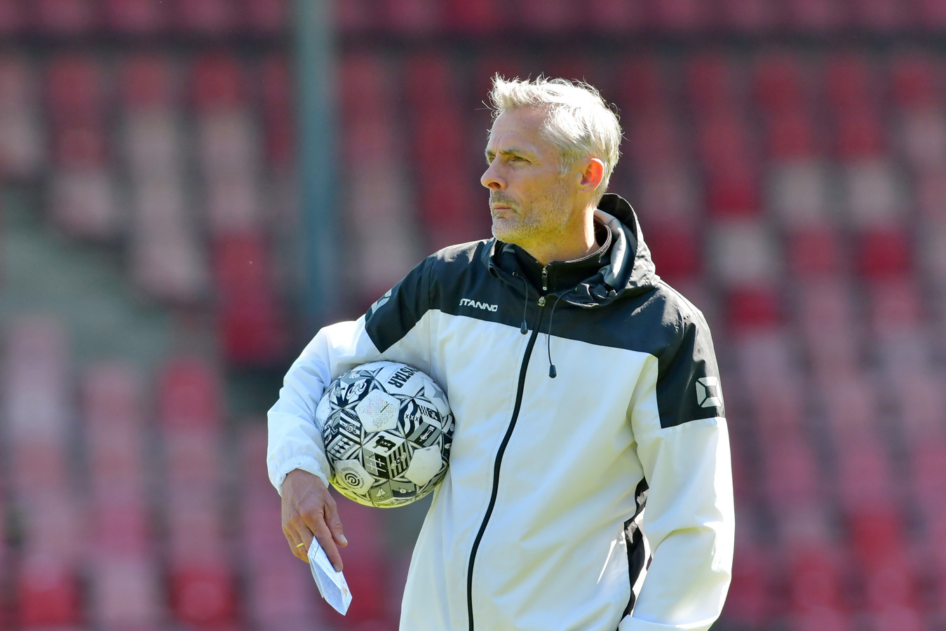 Kees van Wonderen kijkt bedachtzaam tijdens de training van GA Eagles in de Adelaarshorst.