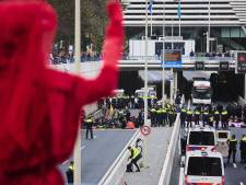 150 klimaatdemonstranten aangehouden na snelwegblokkade op A12 bij Den Haag