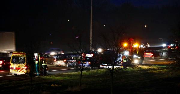 Auto's lopen forse schade op door botsing op A73, file lost op