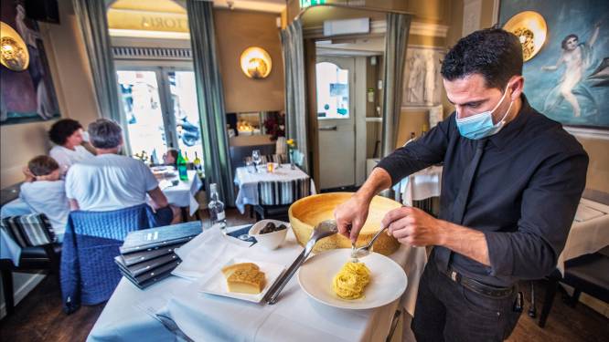 Wereldberoemd om de gedraaide pasta in een grote Parmezaanse kaas