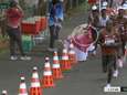 Franse marathonloper gooit rij drankjes omver bij drinkpunt
