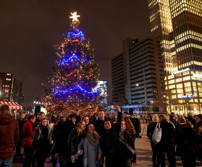 Koningsdagthema zaterdag onthuld bij aansteken lichtjes van kerstboom voor Rotterdam CS