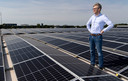 Operartioneel directeur Ynte de Vries op het dak van Koolen Industries, waar 15.000 zonnepanelen zijn gelegd.