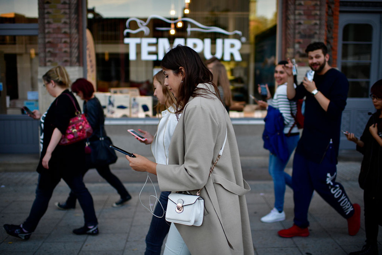Mensen die gsm’en tijdens het wandelen, verpesten het voor