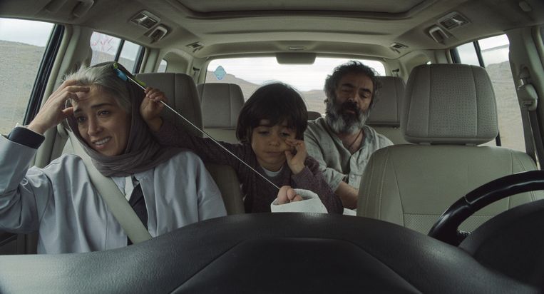 Still uit ‘Hit the Road’, waarin een Iraanse familie afscheid neemt van de oudste zoon die het land zal verlaten. Beeld 