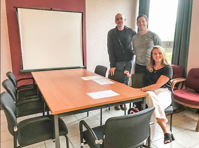 BuSO Egmont & Hoorn krijgt meubilair van heftruckbedrijf cadeau