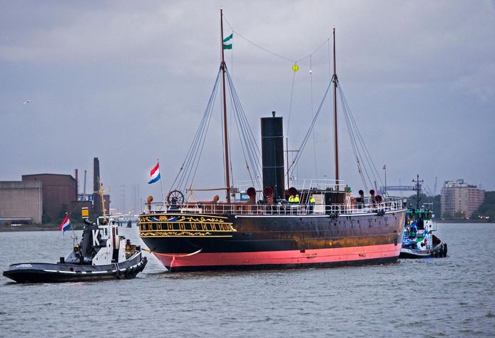 Museumschip de Buffel wordt gesleept over de maas richting Keppel Verolme.
